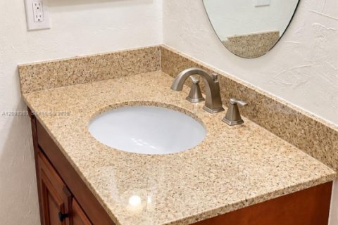 Condo in Tamarac, Florida, 1 bedroom  № 2399665 - photo 8