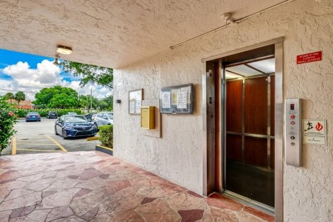 Condo in Tamarac, Florida, 1 bedroom  № 2399665 - photo 22