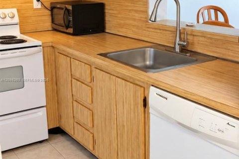 Condo in Tamarac, Florida, 1 bedroom  № 2399665 - photo 5