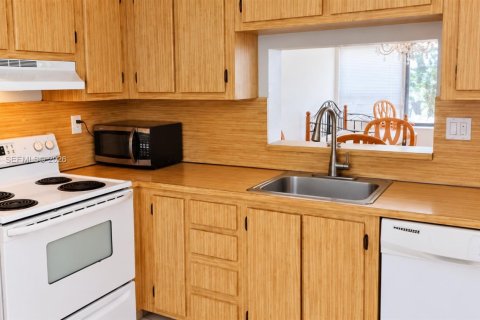 Condo in Tamarac, Florida, 1 bedroom  № 2399665 - photo 4