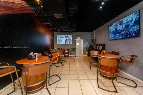 Immobilier commercial à vendre à Miami, Floride № 2021650 - photo 2