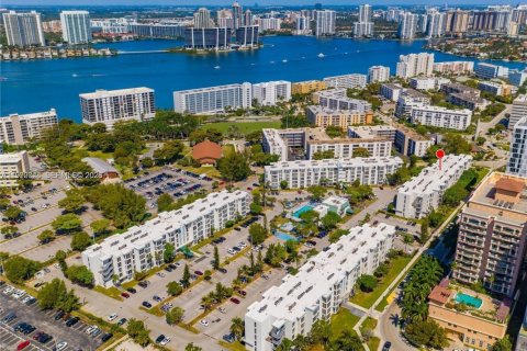 Снять в аренду кондоминиум в Санни-Айлс-Бич, Флорида 1 спальня, 57.6м2, № 2057574 - фото 5