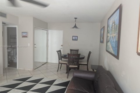 Снять в аренду кондоминиум в Санни-Айлс-Бич, Флорида 1 спальня, 57.6м2, № 2057574 - фото 8