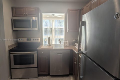 Снять в аренду кондоминиум в Санни-Айлс-Бич, Флорида 1 спальня, 57.6м2, № 2057574 - фото 2