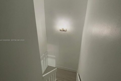 Снять в аренду таунхаус в Майами, Флорида 3 спальни, 135.82м2, № 1990568 - фото 7