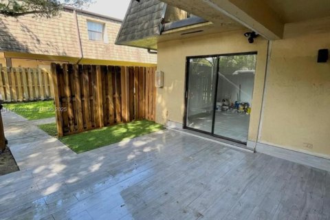 Снять в аренду таунхаус в Майами, Флорида 3 спальни, 135.82м2, № 1990568 - фото 6