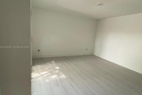 Снять в аренду таунхаус в Майами, Флорида 3 спальни, 135.82м2, № 1990568 - фото 5