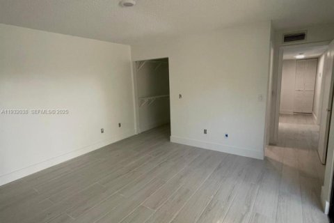 Снять в аренду таунхаус в Майами, Флорида 3 спальни, 135.82м2, № 1990568 - фото 8