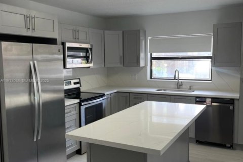 Снять в аренду таунхаус в Майами, Флорида 3 спальни, 135.82м2, № 1990568 - фото 2