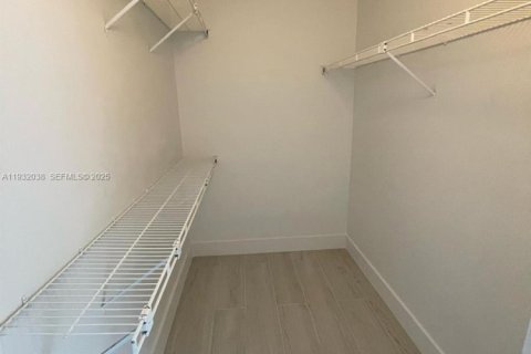 Снять в аренду таунхаус в Майами, Флорида 3 спальни, 135.82м2, № 1990568 - фото 12