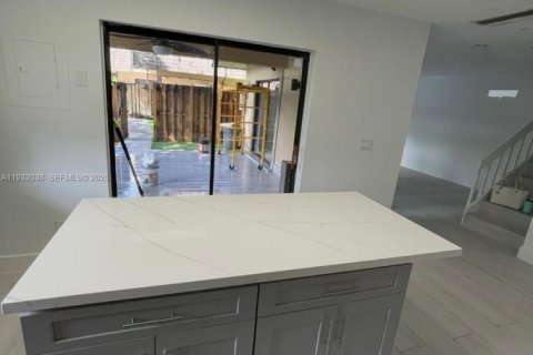 Снять в аренду таунхаус в Майами, Флорида 3 спальни, 135.82м2, № 1990568 - фото 4