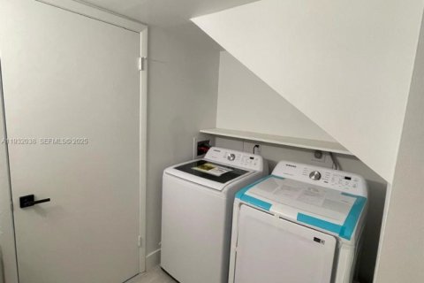 Снять в аренду таунхаус в Майами, Флорида 3 спальни, 135.82м2, № 1990568 - фото 16