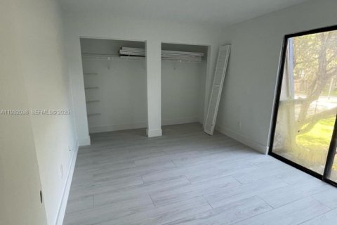 Снять в аренду таунхаус в Майами, Флорида 3 спальни, 135.82м2, № 1990568 - фото 9