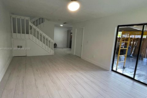 Снять в аренду таунхаус в Майами, Флорида 3 спальни, 135.82м2, № 1990568 - фото 1