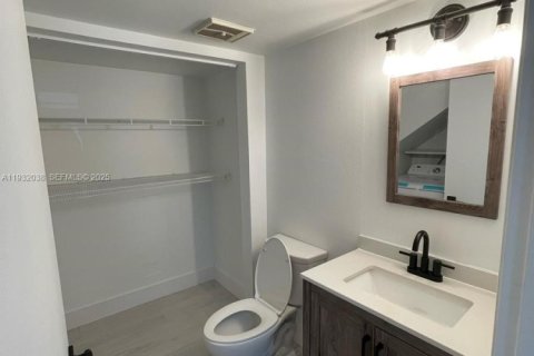 Снять в аренду таунхаус в Майами, Флорида 3 спальни, 135.82м2, № 1990568 - фото 14