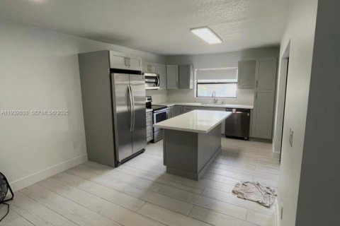 Снять в аренду таунхаус в Майами, Флорида 3 спальни, 135.82м2, № 1990568 - фото 3