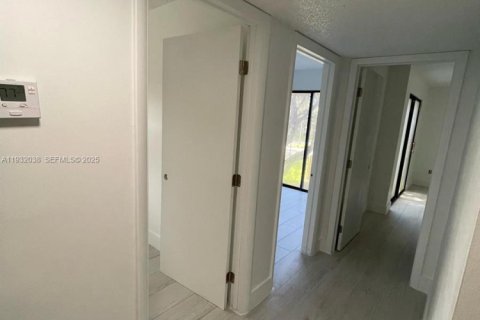 Снять в аренду таунхаус в Майами, Флорида 3 спальни, 135.82м2, № 1990568 - фото 13