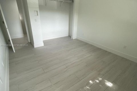 Снять в аренду таунхаус в Майами, Флорида 3 спальни, 135.82м2, № 1990568 - фото 10