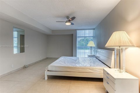 Copropriété à vendre à Pompano Beach, Floride: 2 chambres, 145.86 m2 № 1942029 - photo 17