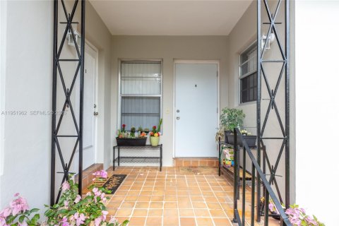 Apartamento en alquiler en Coral Gables, Florida, 1 dormitorio, 57.6 m2 № 2010365 - foto 4