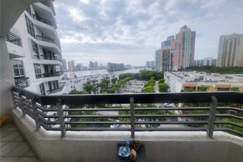 Condo in Aventura, Florida, 2 bedrooms № 1963083 - photo 1