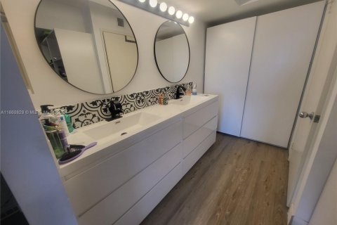 Condo in Aventura, Florida, 2 bedrooms № 1963083 - photo 12