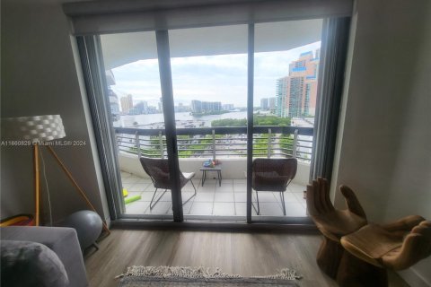 Condo in Aventura, Florida, 2 bedrooms № 1963083 - photo 2