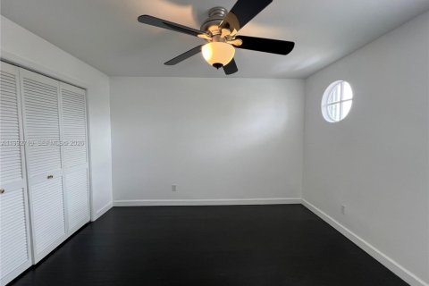 House in Miami, Florida 4 bedrooms, 219.53 sq.m. № 2062559 - photo 23