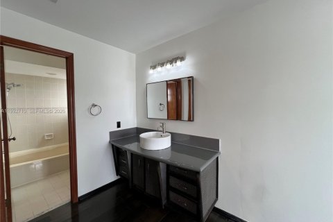 House in Miami, Florida 4 bedrooms, 219.53 sq.m. № 2062559 - photo 20