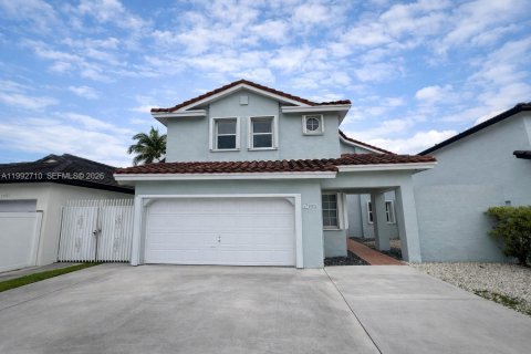 House in Miami, Florida 4 bedrooms, 219.53 sq.m. № 2062559 - photo 1