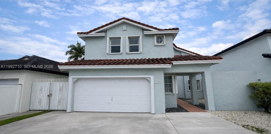 House in Miami, Florida 4 bedrooms, 219.53 sq.m. № 2062559