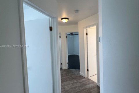 House in Miami, Florida 4 bedrooms, 219.53 sq.m. № 2062559 - photo 29