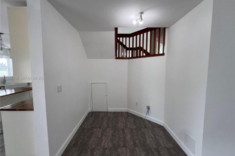 House in Miami, Florida 4 bedrooms, 219.53 sq.m. № 2062559 - photo 15