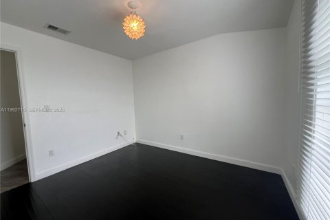 House in Miami, Florida 4 bedrooms, 219.53 sq.m. № 2062559 - photo 25
