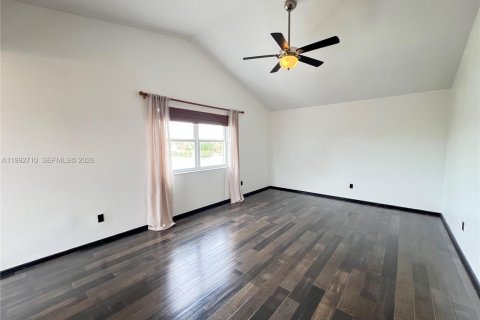 House in Miami, Florida 4 bedrooms, 219.53 sq.m. № 2062559 - photo 6