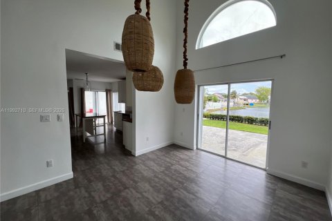 House in Miami, Florida 4 bedrooms, 219.53 sq.m. № 2062559 - photo 5