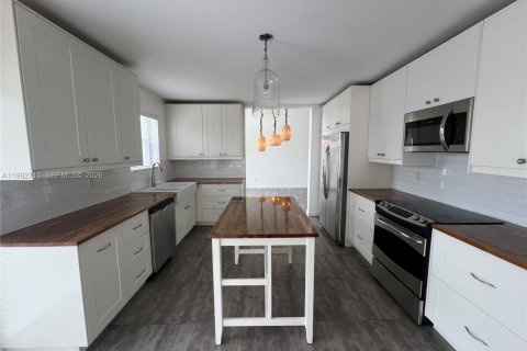 House in Miami, Florida 4 bedrooms, 219.53 sq.m. № 2062559 - photo 3