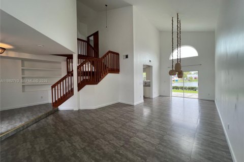 House in Miami, Florida 4 bedrooms, 219.53 sq.m. № 2062559 - photo 4