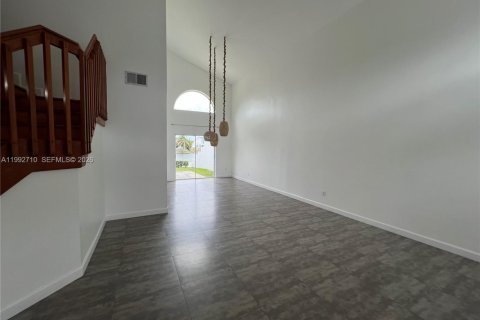 House in Miami, Florida 4 bedrooms, 219.53 sq.m. № 2062559 - photo 11
