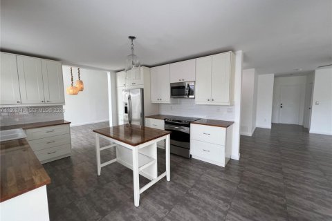 House in Miami, Florida 4 bedrooms, 219.53 sq.m. № 2062559 - photo 8