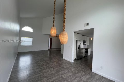 House in Miami, Florida 4 bedrooms, 219.53 sq.m. № 2062559 - photo 10