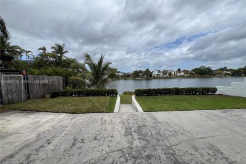 House in Miami, Florida 4 bedrooms, 219.53 sq.m. № 2062559 - photo 2