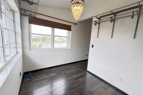 House in Miami, Florida 4 bedrooms, 219.53 sq.m. № 2062559 - photo 24