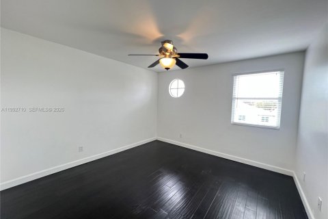 House in Miami, Florida 4 bedrooms, 219.53 sq.m. № 2062559 - photo 26