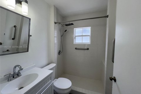 House in Miami, Florida 4 bedrooms, 219.53 sq.m. № 2062559 - photo 16