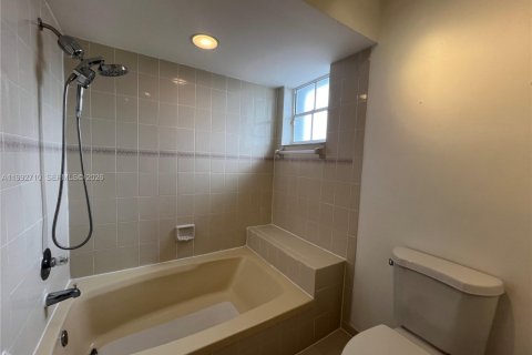 House in Miami, Florida 4 bedrooms, 219.53 sq.m. № 2062559 - photo 28