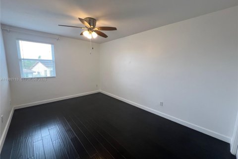 House in Miami, Florida 4 bedrooms, 219.53 sq.m. № 2062559 - photo 21