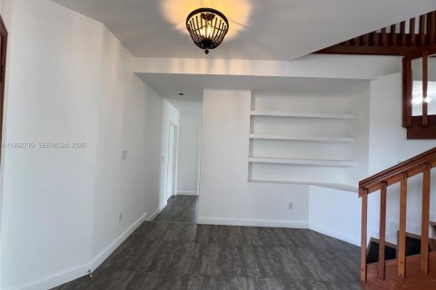 House in Miami, Florida 4 bedrooms, 219.53 sq.m. № 2062559 - photo 17