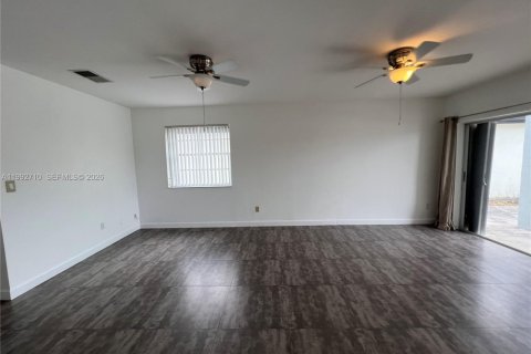 House in Miami, Florida 4 bedrooms, 219.53 sq.m. № 2062559 - photo 13