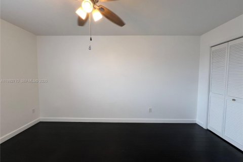 House in Miami, Florida 4 bedrooms, 219.53 sq.m. № 2062559 - photo 22